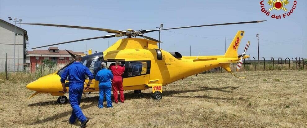 Finisce in una scarpata dopo un pauroso volo di 25 metri: soccorso un centauro in Calabria