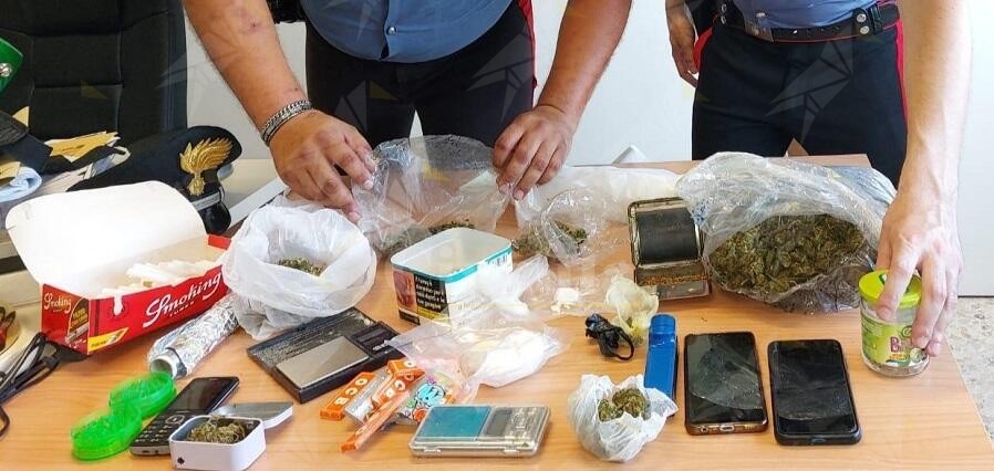 Scoperto “bazar” della droga in Calabria, arrestata una coppia