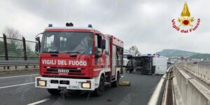 Perde il controllo dell’autocarro che si ribalta lungo la carreggiata item-thumbnail