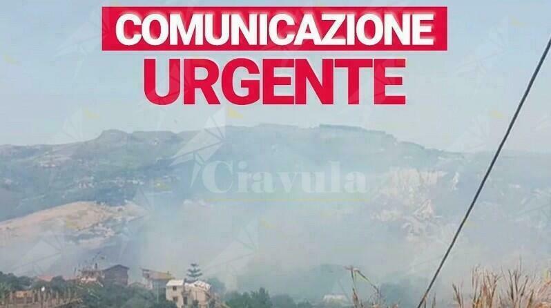 Cinque incendi assediano Siderno. Temperature oltre i 40 gradi. Il comune: “Non uscite”