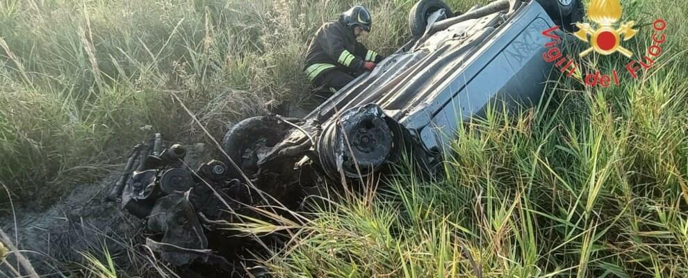 Schianto tra due auto nel crotonese, una esce di strada e si ribalta