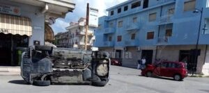 Marina di Gioiosa, scontro tra due auto in centro. Una si ribalta sulla fiancata item-thumbnail
