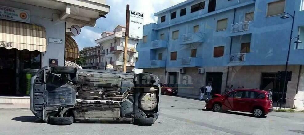 Marina di Gioiosa, scontro tra due auto in centro. Una si ribalta sulla fiancata