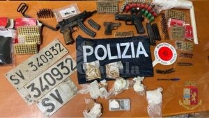 Rinvenute armi e droga in Calabria. Erano nascoste sotto un’auto abbandonata item-thumbnail