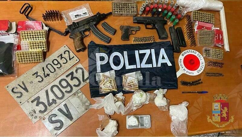 Rinvenute armi e droga in Calabria. Erano nascoste sotto un’auto abbandonata