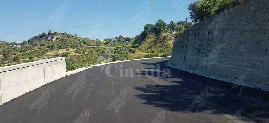 Ultimati i lavori sulla Sp1 Locri-Gerace: Si attende fornitura guard rail per la riconsegna della strada