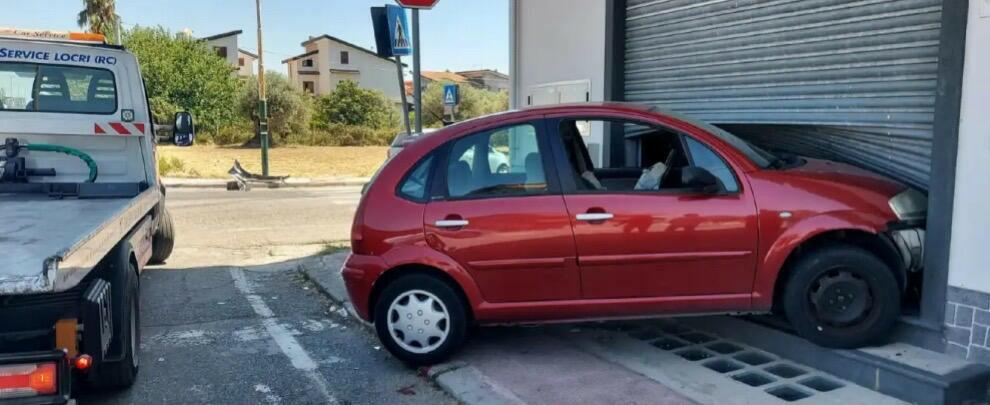 Incidente stradale in pieno centro a Locri