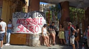 Cosenza, diritto all’aborto minacciato: Si incatenano all’ingresso dell’azienda ospedaliera item-thumbnail