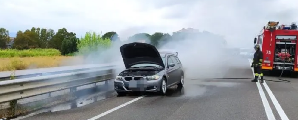 Paura a Lamezia, auto in transito prende fuoco: in salvo il conducente