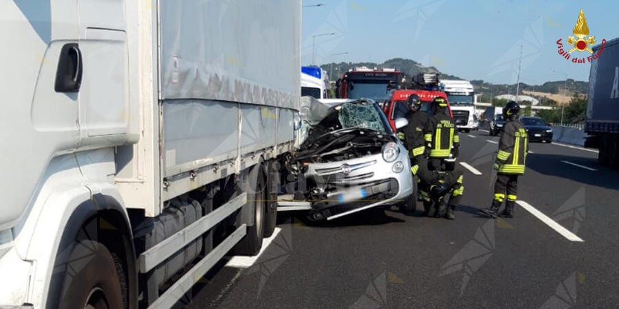 Incidente in autostrada, auto contro camion
