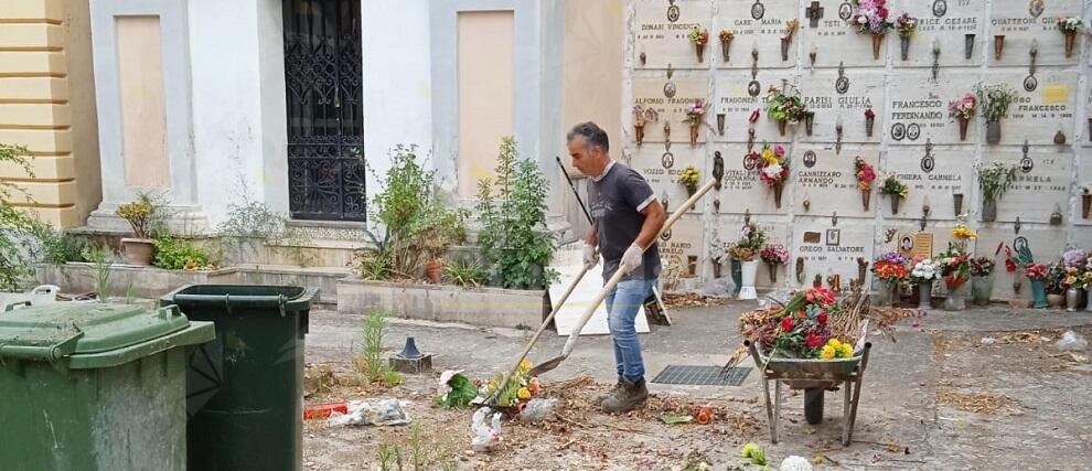 L’associazione “Comboni” al lavoro per la pulizia del cimitero di Caulonia superiore