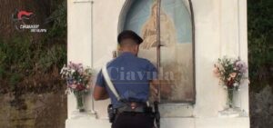Nascondevano la droga in un’edicola votiva. Arrestati in Calabria due fratelli e un loro cugino item-thumbnail
