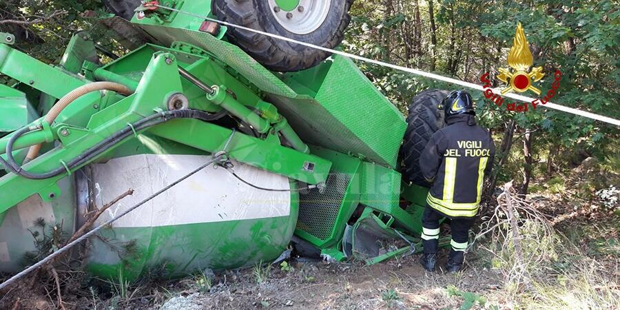 Sfonda il guard rail e si ribalta con la betoniera. Ferito gravemente il conducente