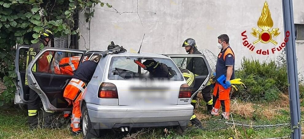 Esce dalla rotonda e si schianta contro una casa, ferita una donna