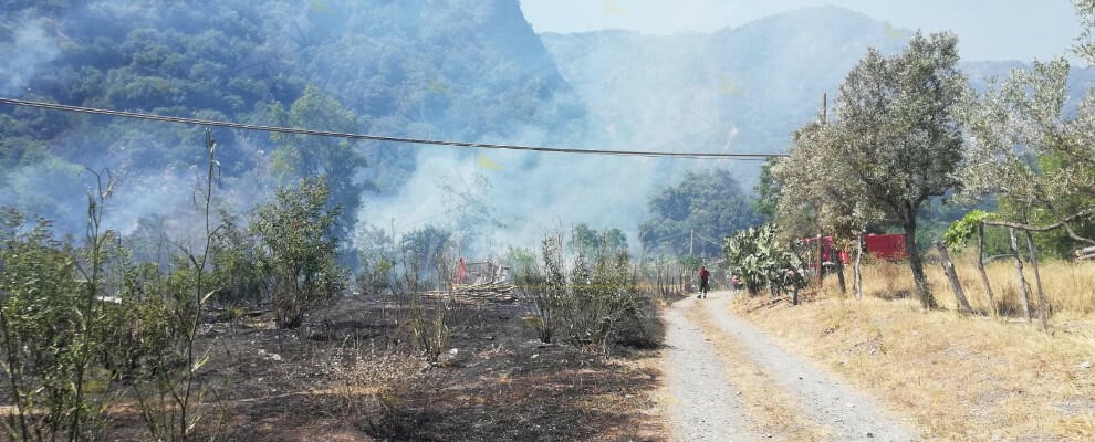 Incendi, brucia anche la frazione di Calatria di Caulonia