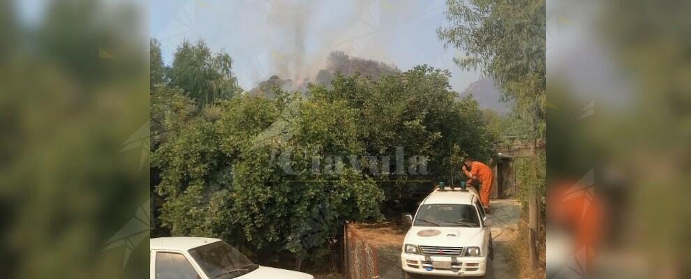 Aggiornamento incendio a Roccella: lavoro senza sosta per i volontari della prociv