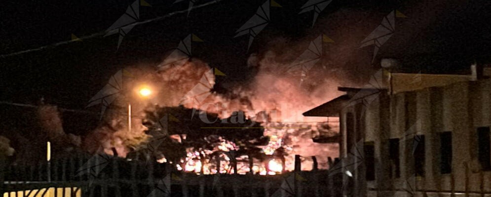 Caulonia, grosso incendio vicino alle abitazioni di via dei Carafa