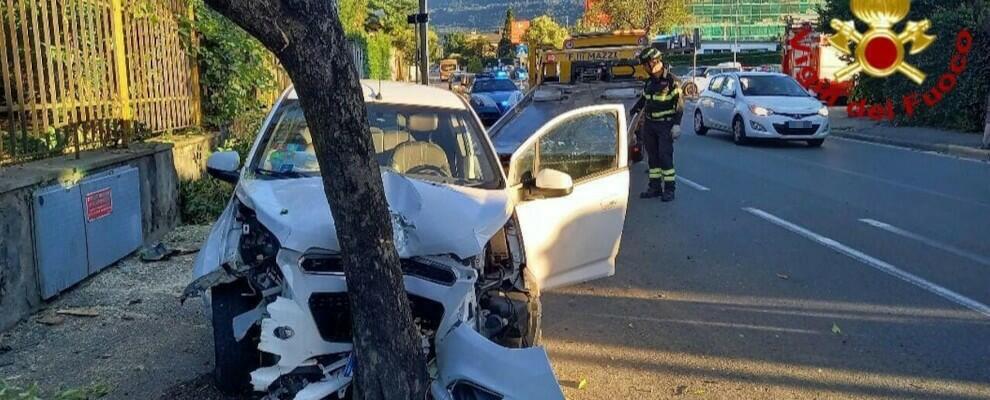 Perde il controllo dell’auto e si schianta contro un albero: ferito