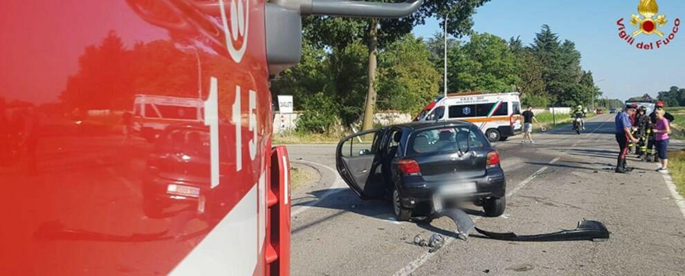 Schianto tra due auto sulla provinciale, intervengono i vigili del fuoco