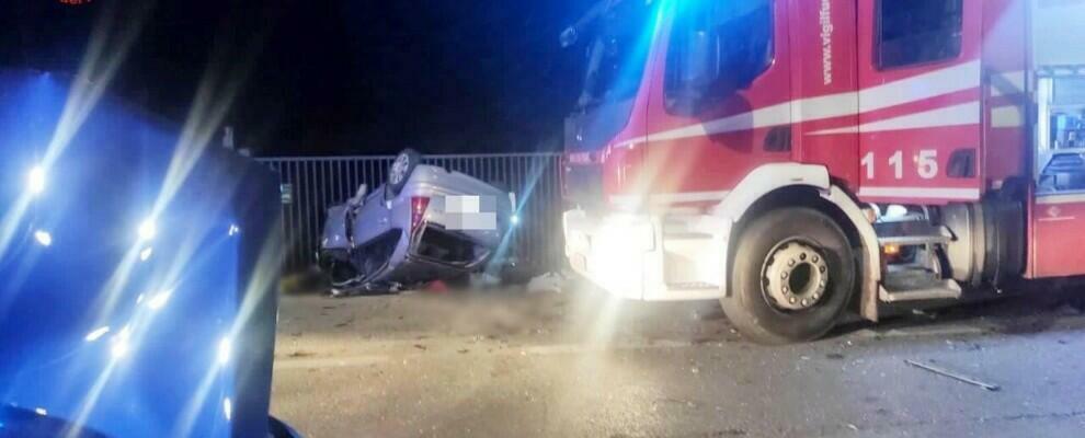 Schianto tra due auto nella notte in tangenziale: perdono la vita due ragazze di 21 e 22 anni