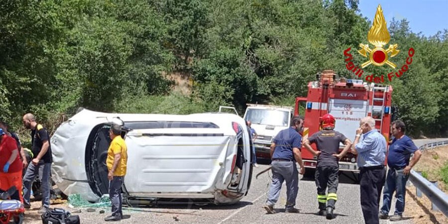 Perde il controllo dell’auto che si ribalta su un fianco. Ferito 82enne