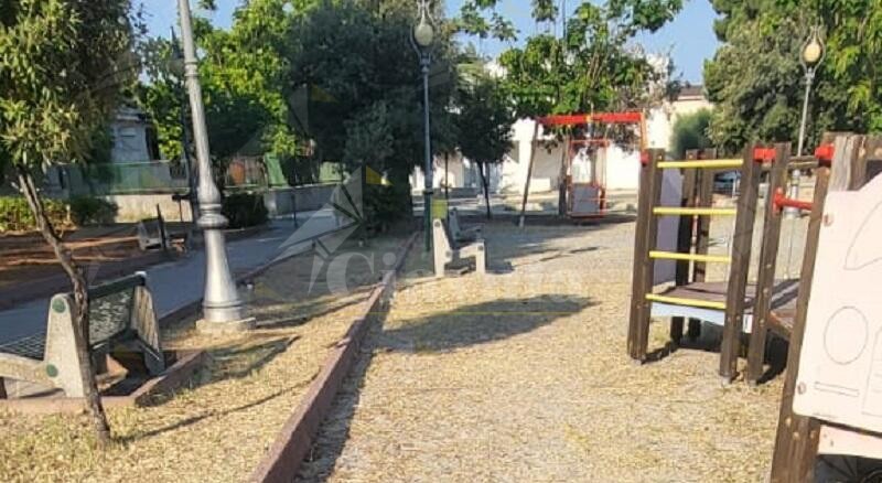 Parco giochi di Caulonia marina ripulito dalla Protezione Civile. Soddisfatta l’assessore Ierace