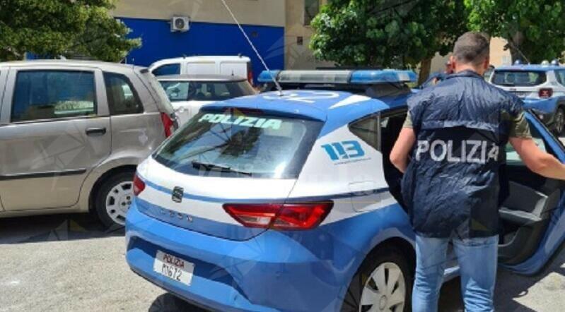 Minaccia il suicidio e tenta di gettarsi dal balcone. Salvato dagli agenti di polizia