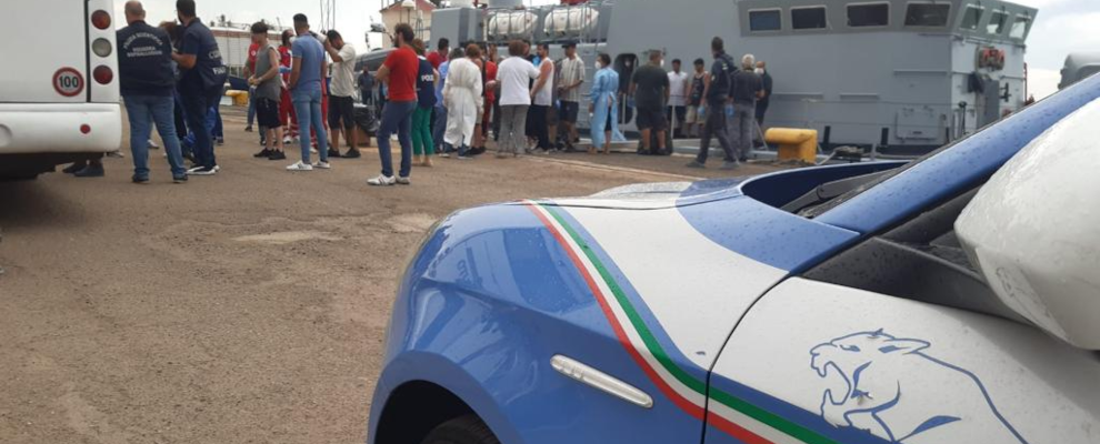 Sbarco di migranti a Crotone, arrivate 138 persone