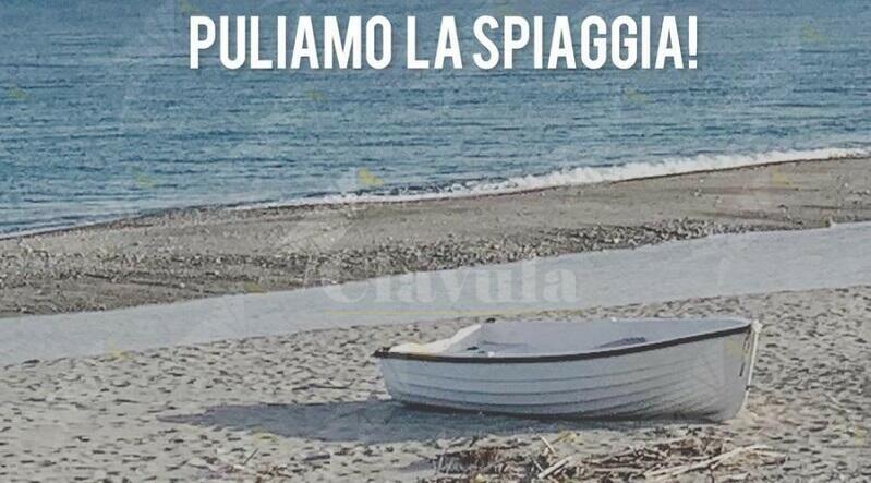 Ecologia e socialità: A Caulonia si pulisce la spiaggia tutti insieme