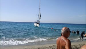 Caulonia, incendio in spiaggia. A fuoco un veliero item-thumbnail