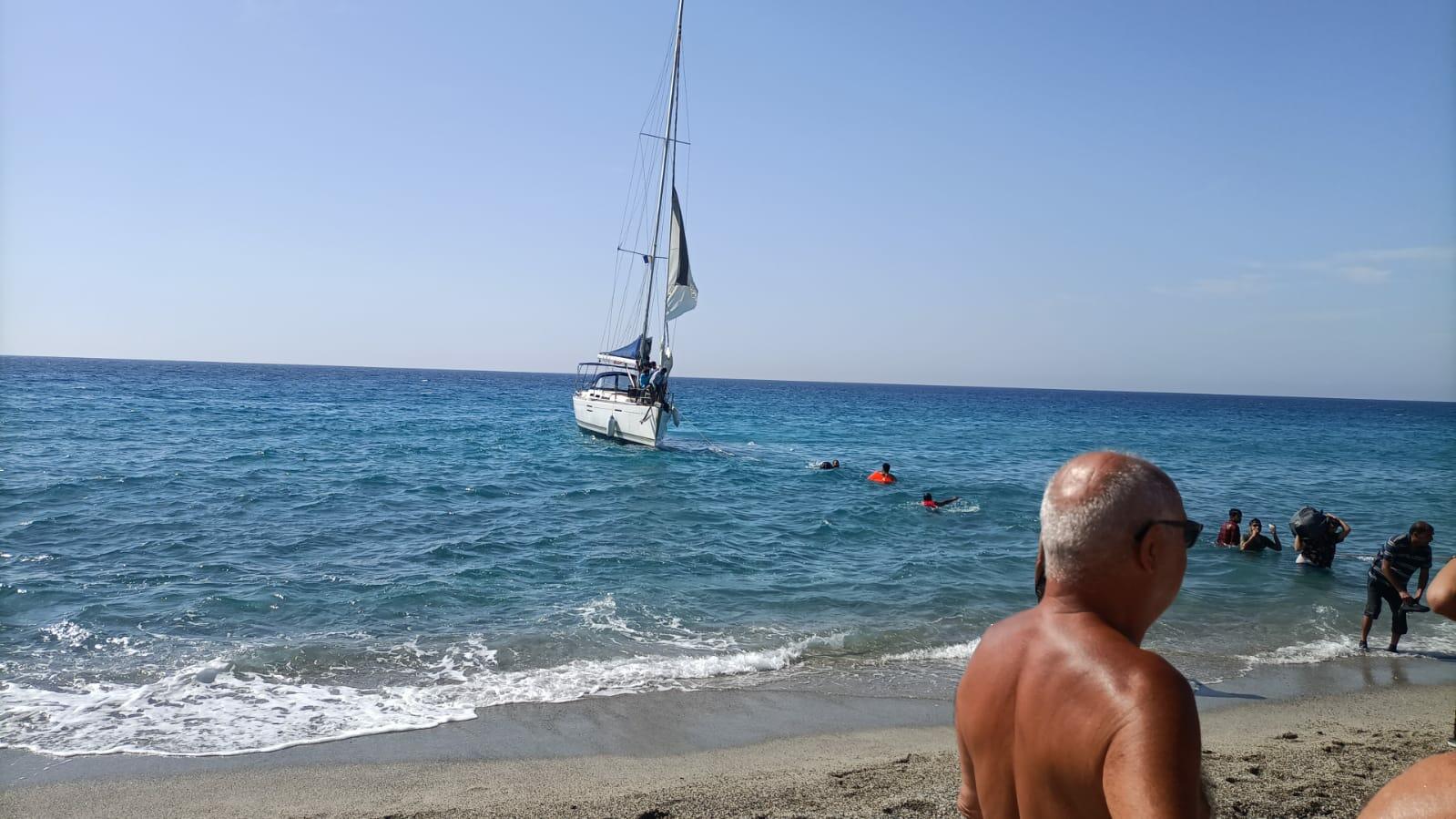 Caulonia, incendio in spiaggia. A fuoco un veliero