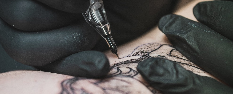 Scoperto uno studio di tatuaggi abusivo all’interno di una barberia nel crotonese: sequestri e sanzioni