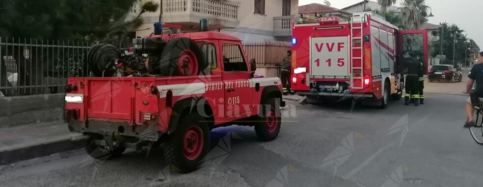 Fumo da una cabina dell’Enel. I vigili del fuoco intervengono a Caulonia marina