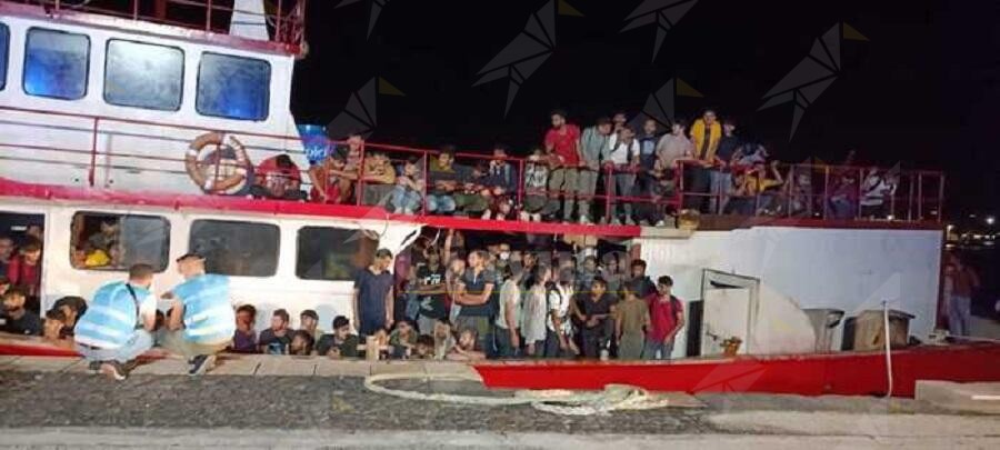 Sbarco di migranti a Crotone. Arrivate su un peschereccio 252 persone