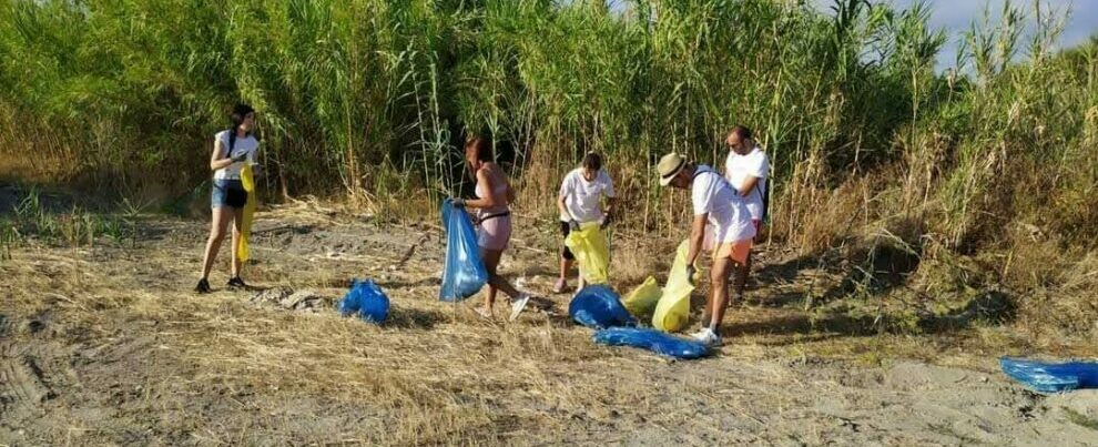 Volontari raccolgono oltre 100 kg di rifiuti sulla spiaggia di Caulonia