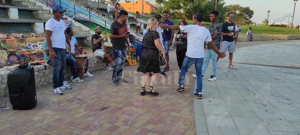 Ieri la festa dell’integrazione della coop. Sankara. Arte e danza sul lungomare di Caulonia