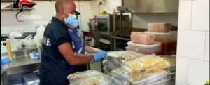 Cibi mal conservati pronti per essere serviti all’interno di lidi balneari: sequestrati 1,3 tonnellate di alimenti nel reggino item-thumbnail