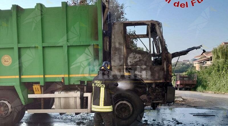 Calabria: Autocompattatore in fiamme, intervengono i vigili del fuoco. Soccorso il conducente