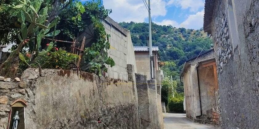 Calatria di Caulonia e l’incanto di una “forestiera” con il cappello