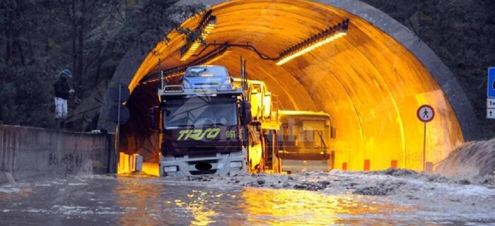 Maltempo in Calabria: Galleria allagata, chiuso tratto di strada della SS 18