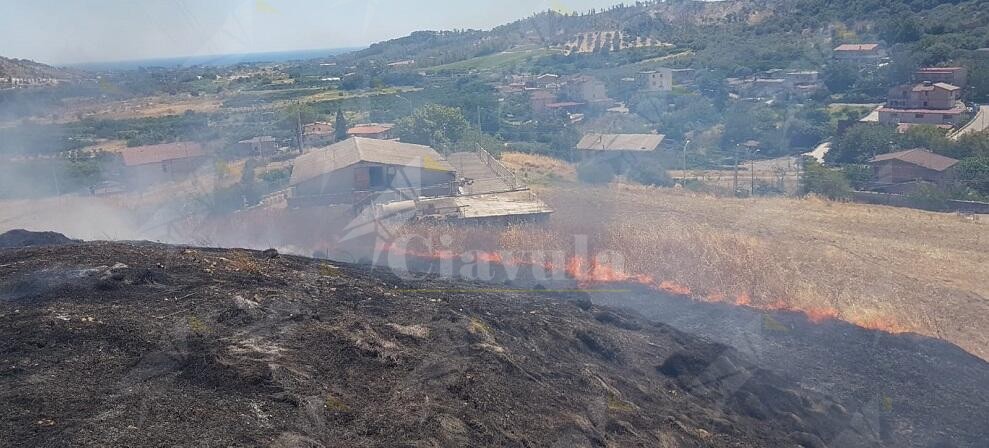 Incendio in contrada Carrubbara di Caulonia