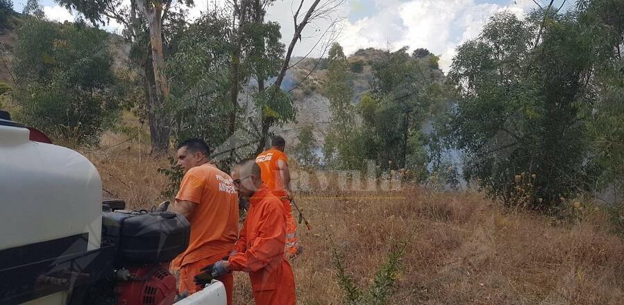 Incendi a Caulonia, intervengono Protezione Civile e Pompieri