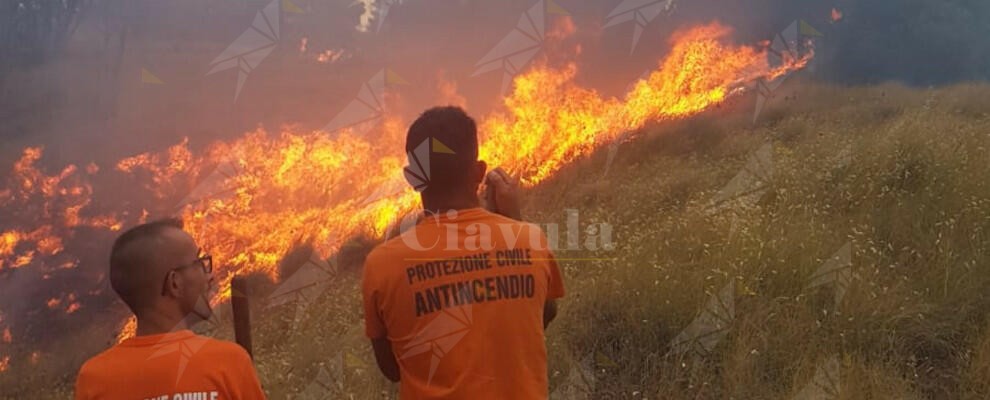 Caulonia continua a bruciare. La Protezione Civile lavora duro a difesa del territorio