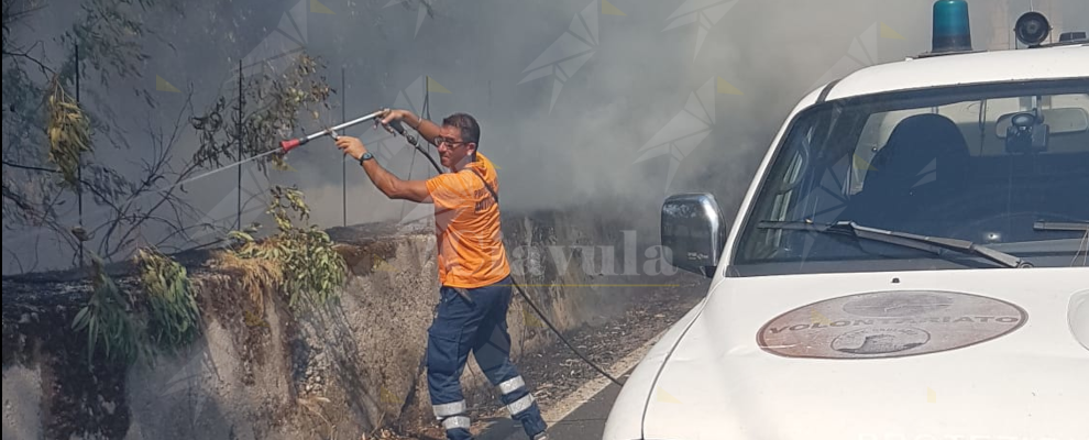 Turisti segnalano incendio a Caulonia marina: subito spento dai volontari della Prociv