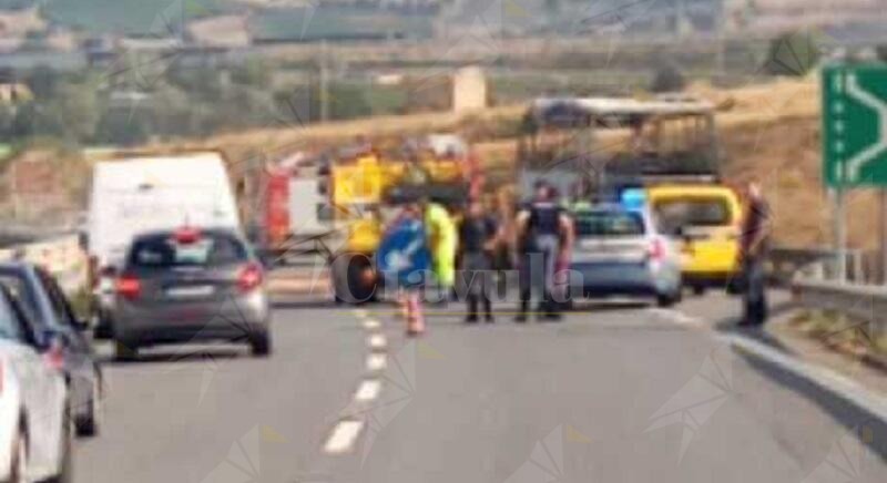 Calabria: Pullman in fiamme sulla A2. Paura tra i passeggeri