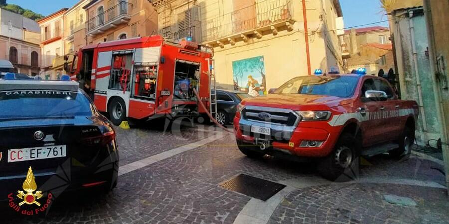 Incendio in un appartamento a San Pietro a Maida. Crolla il tetto della casa