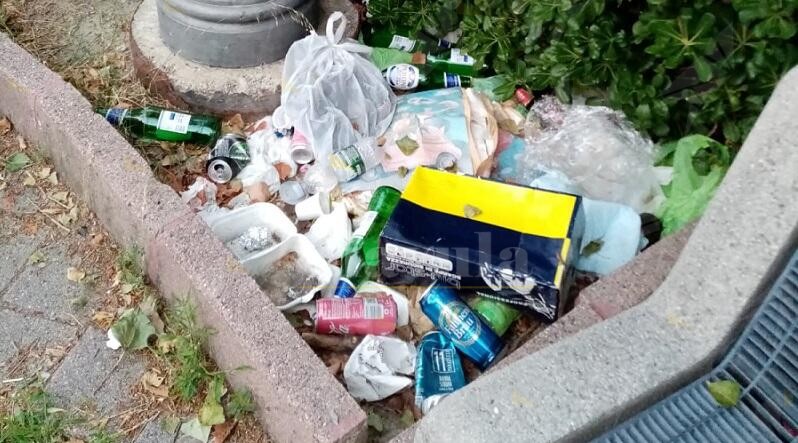 Parco giochi di Caulonia marina trasformato in discarica