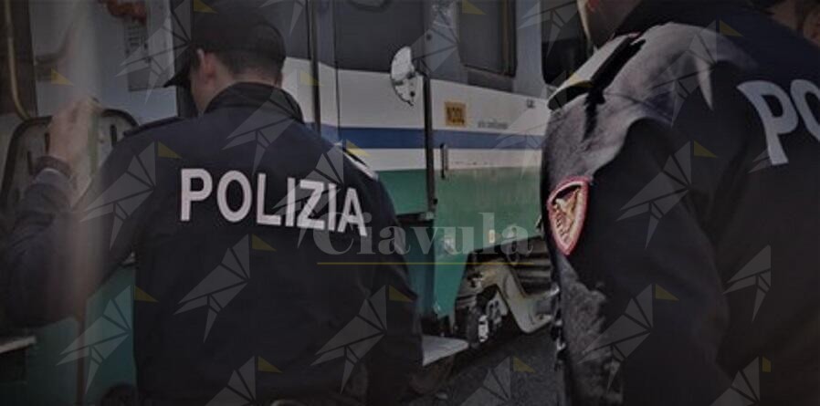Arrestato su un treno diretto a Reggio Calabria. Era ricercato per furto aggravato e attentato alla sicurezza dei trasporti