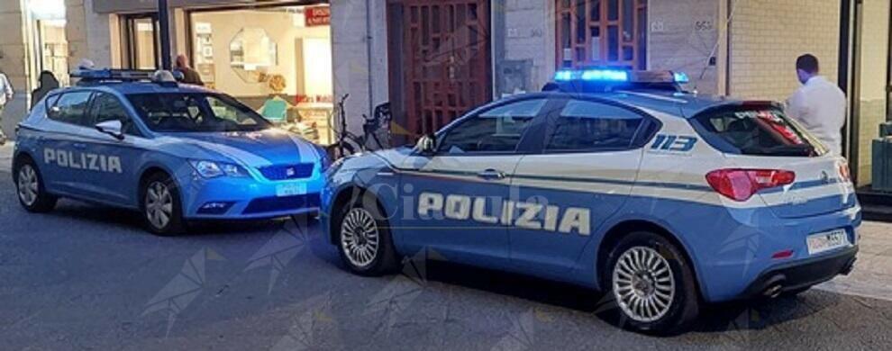 Sperona l’auto della polizia per agevolare la fuga dei complici