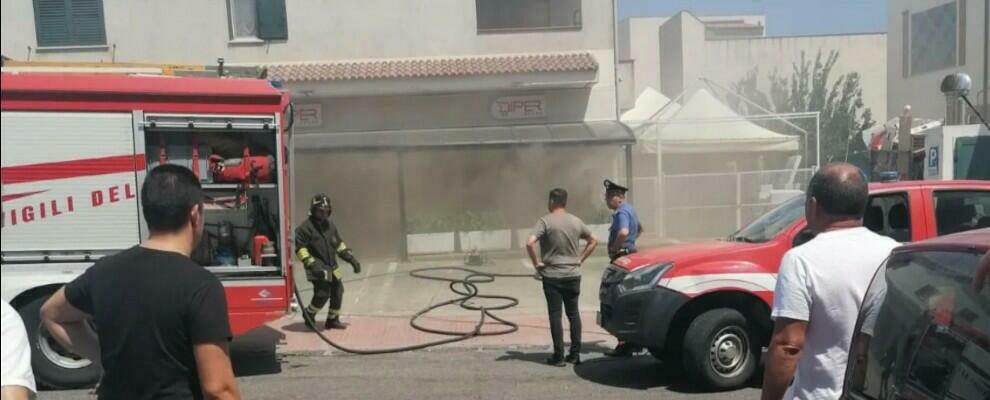 Supermercato in fiamme a Roccella Jonica